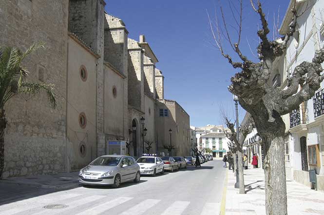 Calle Corredera e iglesia de Santiago a la izquierda.  © Fotografía: Alfonso Ruiz