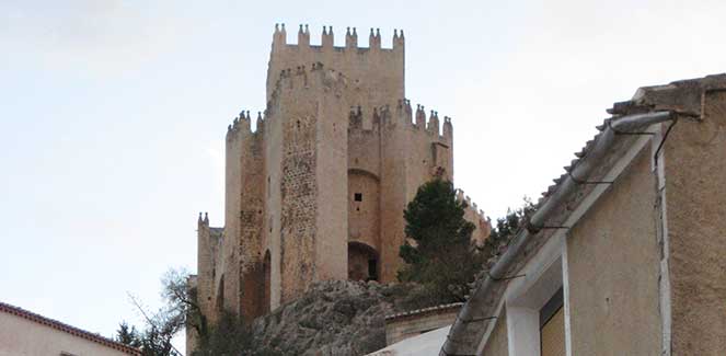 El castillo de los Vélez visto desde el entramado de calles de época morisca © María Navarro