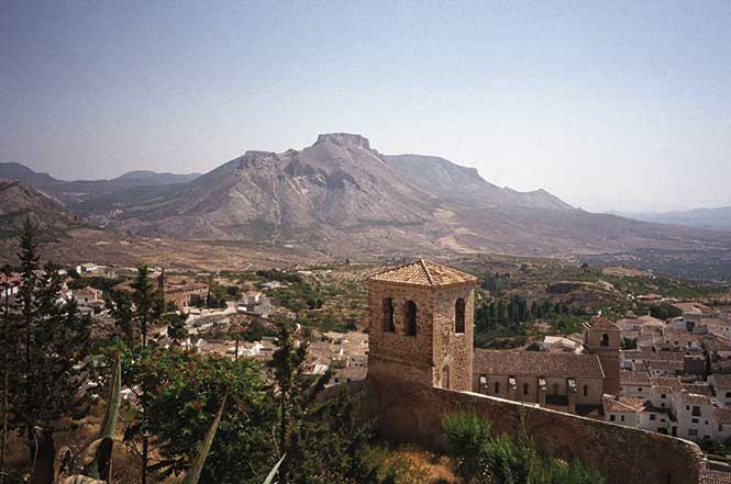 Iglesia mudéjar de La Magdalena y al fondo el Conjunto Histórico de Vélez Blanco. © Fotografía: Alfonso Ruiz